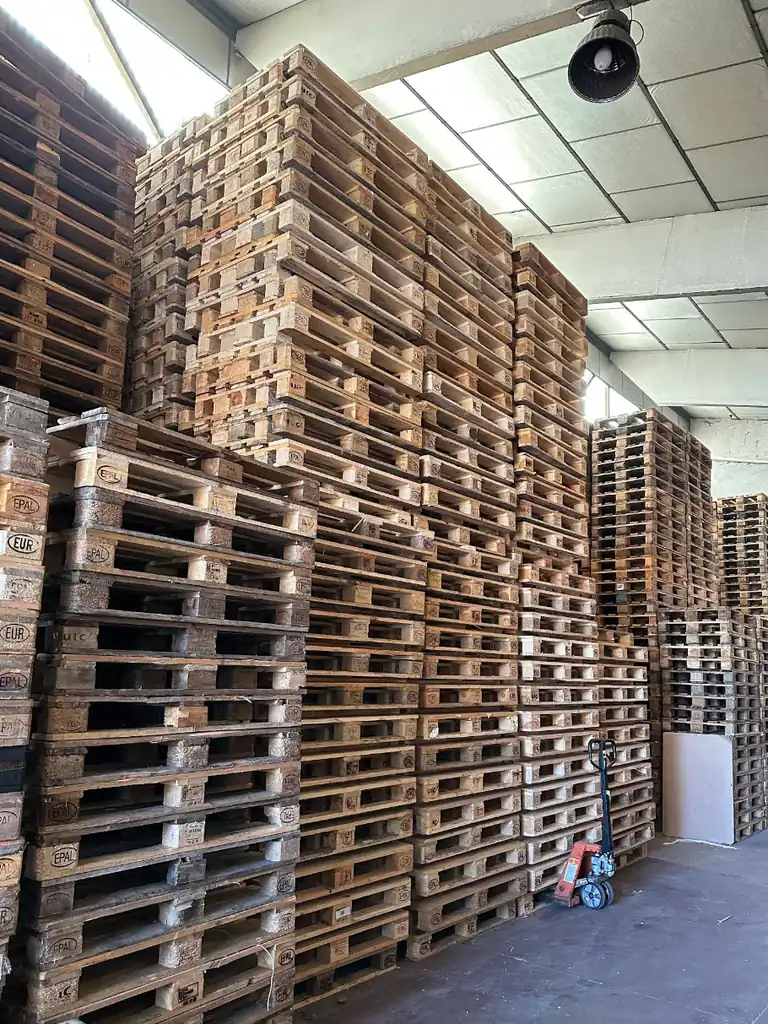 Palets de madera apilados en el almacén de Palets Arben