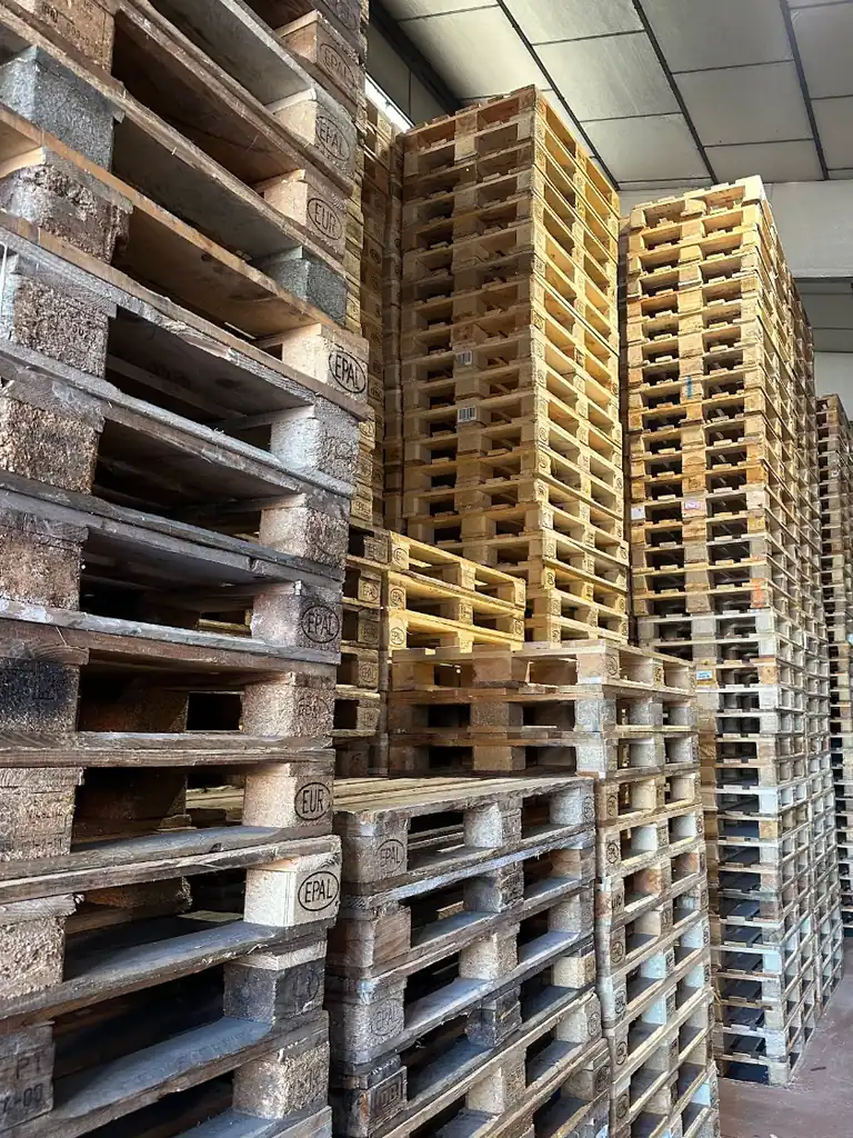 Pilas de palets en el almacén de Palets Arben