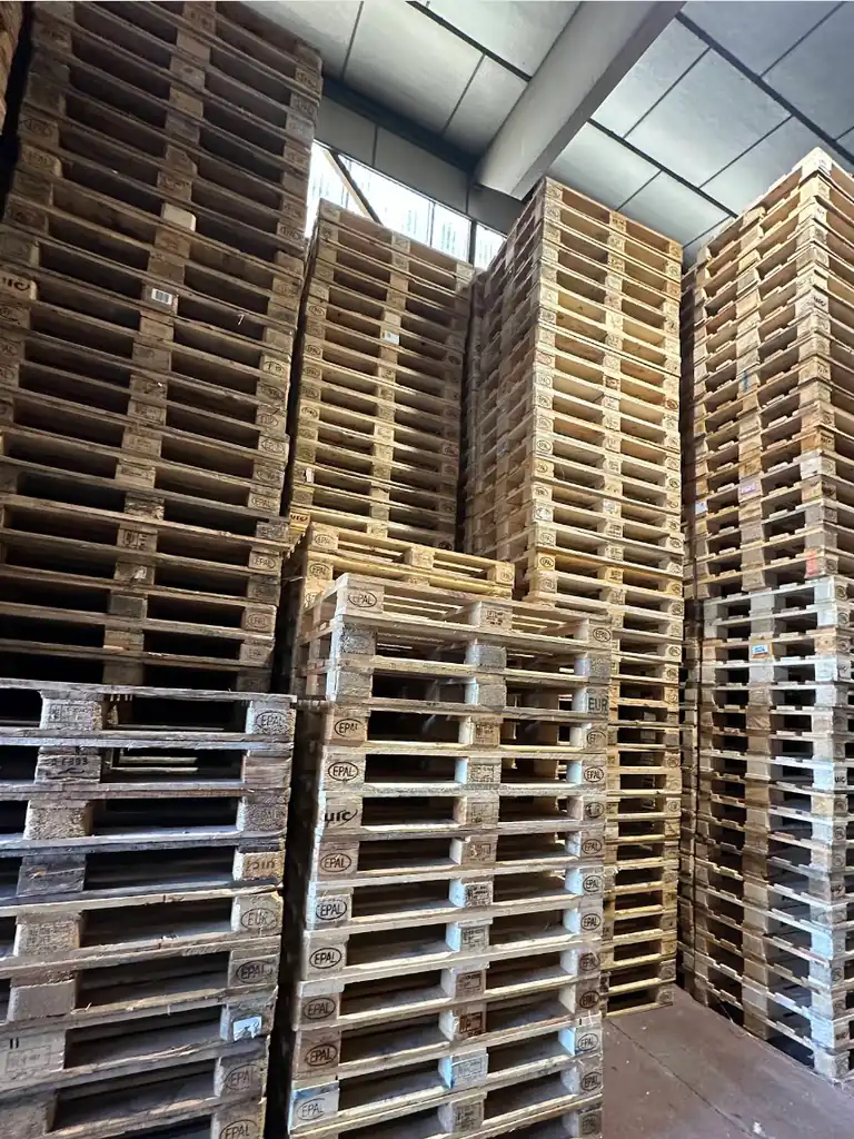 Palets europeos apilados en el almacén de Palets Arben